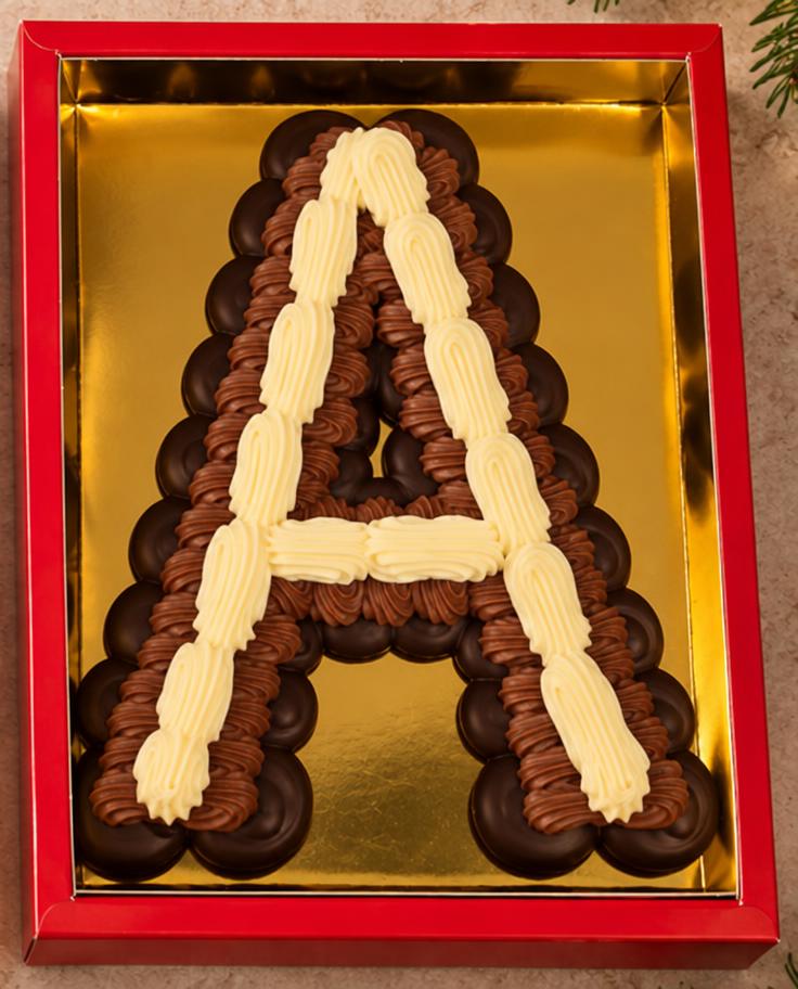 Chocoladeletter A in rode geschenkdoos met gouden bodem